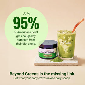 Poudre Beyond Greens versée dans un verre avec de l'eau
