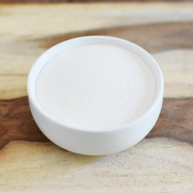 Poudre d'Acacia ajoutée à un smoothie
