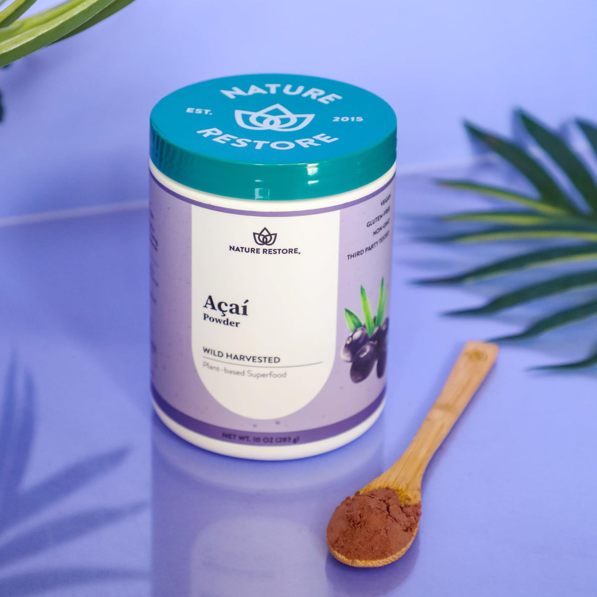 Poudre d'açaï dans un bol avec des fruits frais