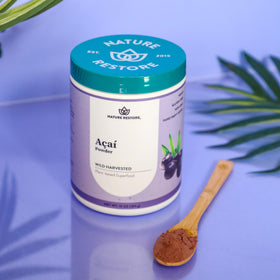 Poudre d'açaï dans un bol avec des fruits frais