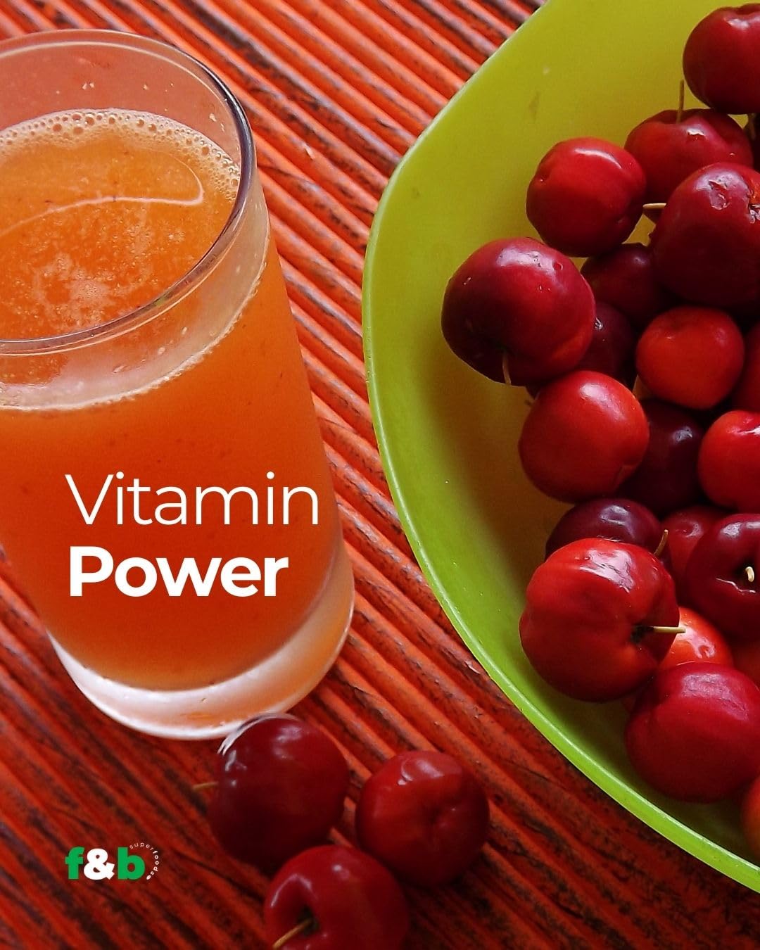 Poudre d'acerola bio f&b superfoods versée dans un verre