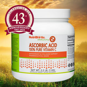 Poudre d'acide ascorbique NutriBiotic dans un verre d'eau
