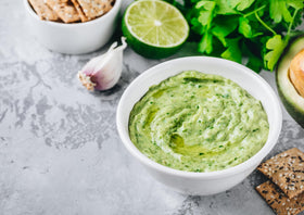 Poudre d'Alfalfa Food to Live dans un shaker