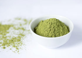 Poudre d'alfalfa Food to Live dans un verre d'eau