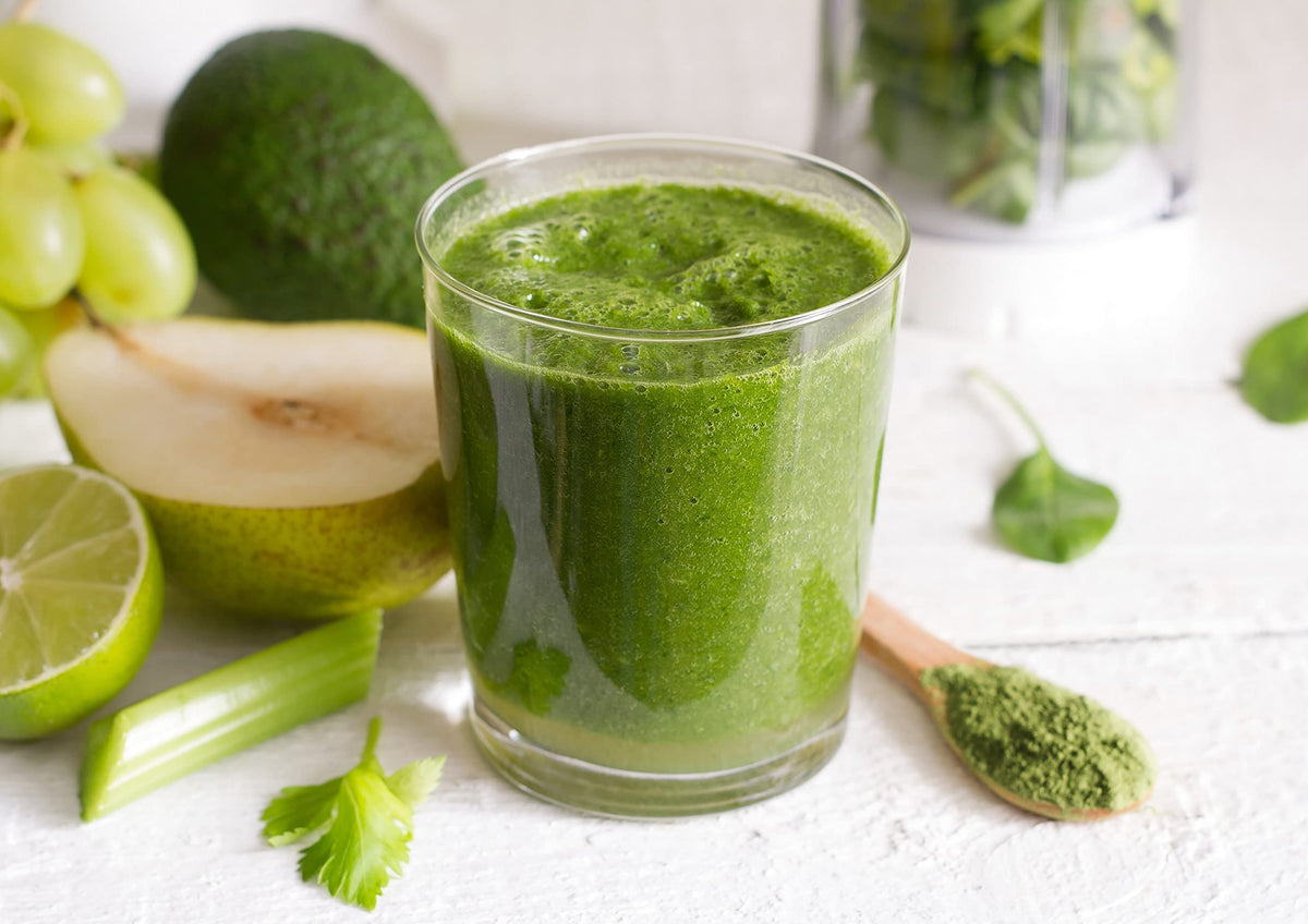 Poudre d'Alfalfa Food to Live mélangée dans un smoothie