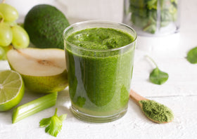 Poudre d'Alfalfa Food to Live mélangée dans un smoothie