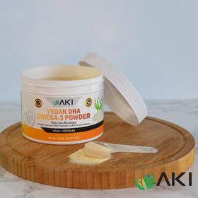 Poudre d'Algues Micro Omega 3 DHA AKI ORGANIC 130g sur une cuillère