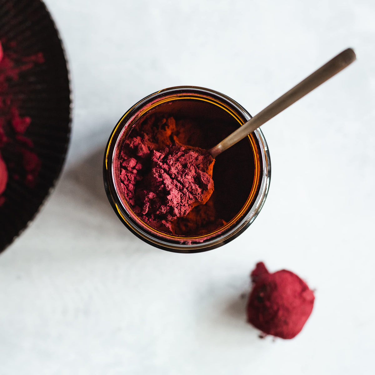 Poudre d'aronia bio Erbology à côté de baies d'aronia