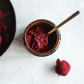 Poudre d'aronia bio Erbology à côté de baies d'aronia