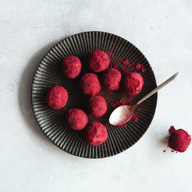 Poudre d'aronia bio Erbology utilisée dans un smoothie