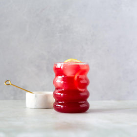Poudre d'aronia bio Erbology versée dans un bol