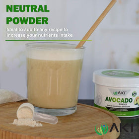 Poudre d'avocat AKI ORGANIC ajoutée à un milkshake