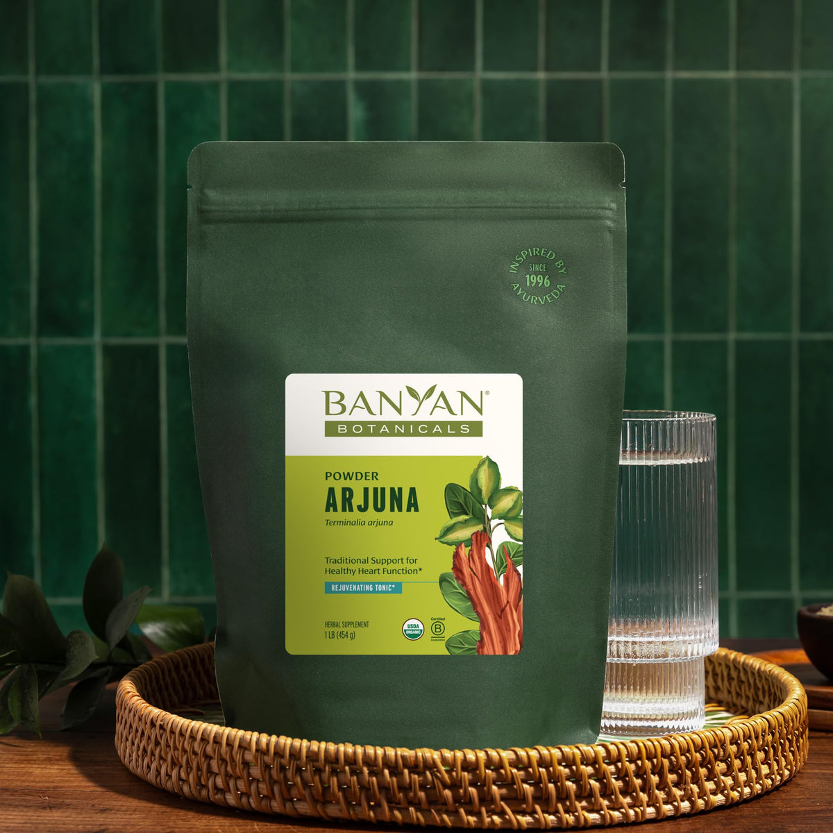 Poudre d'écorce d'Arjuna dans un bol avec des herbes