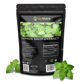 Poudre d'extrait de mélisse Go Nutra à côté d'une tasse