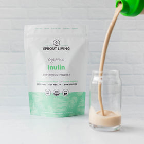 Poudre d'inuline bio Sprout Living 481g à côté d'un smoothie