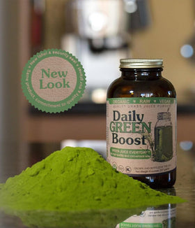 Poudre Daily Green support dans un verre avec une cuillère