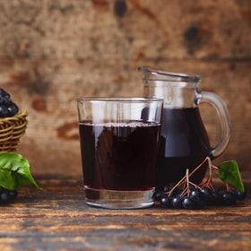 Poudre de baies d'Aronia utilisée dans un smoothie