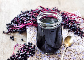 Poudre de baies de sureau noir Food to Live dans un bol avec des fruits