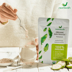 Poudre de banane verte namwah avec un pot de miel à côté