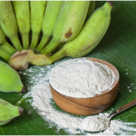 Poudre de banane verte namwah dans un bol avec des fruits