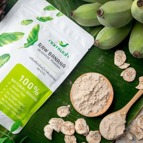 Poudre de banane verte namwah versée dans un verre d'eau tiède