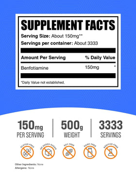 Poudre de Benfotiamine BulkSupplements 150mg dans un verre avec de l'eau