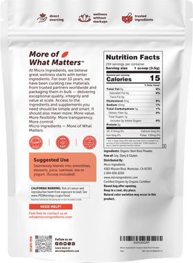 Poudre de betterave bio Micro Ingredients 930g sur une table en bois