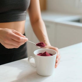Poudre de Betterave Minimalist ajoutée dans un smoothie