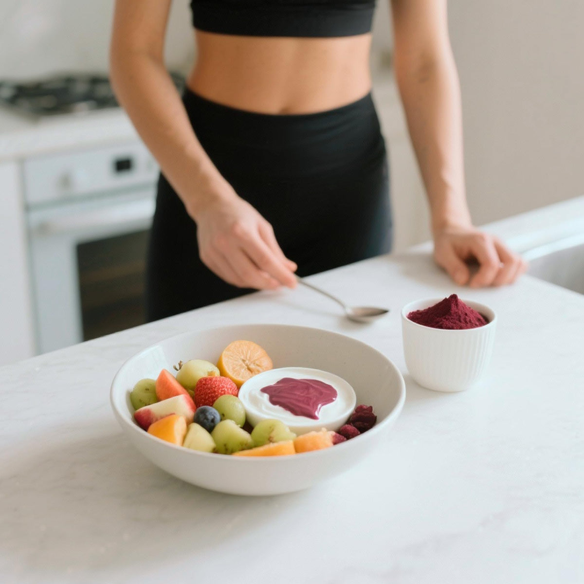 Poudre de Betterave Minimalist dans un bol avec des ingrédients