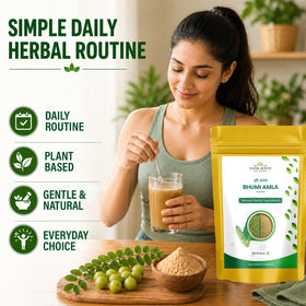 Poudre de Bhumi Amla Bio VEDIKROOTS sur une cuillère