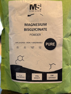 Poudre de bisglycinate de magnésium MS Finechem versée dans un verre d'eau