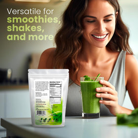 Poudre de Blé Vert Bio Z Natural Foods dans un bol