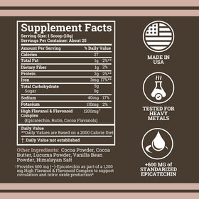 Poudre de cacao Black Forest dans un bol avec cuillère
