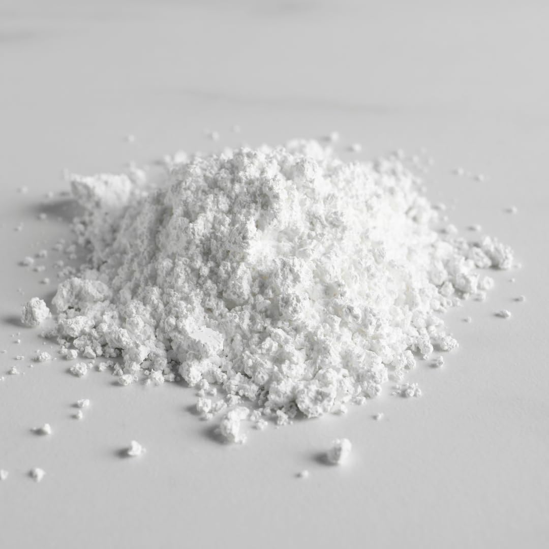 Poudre de Calcium Lactate dans un verre avec cuillère
