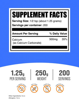 Poudre de Carbonate de Calcium BulkSupplements sur une cuillère