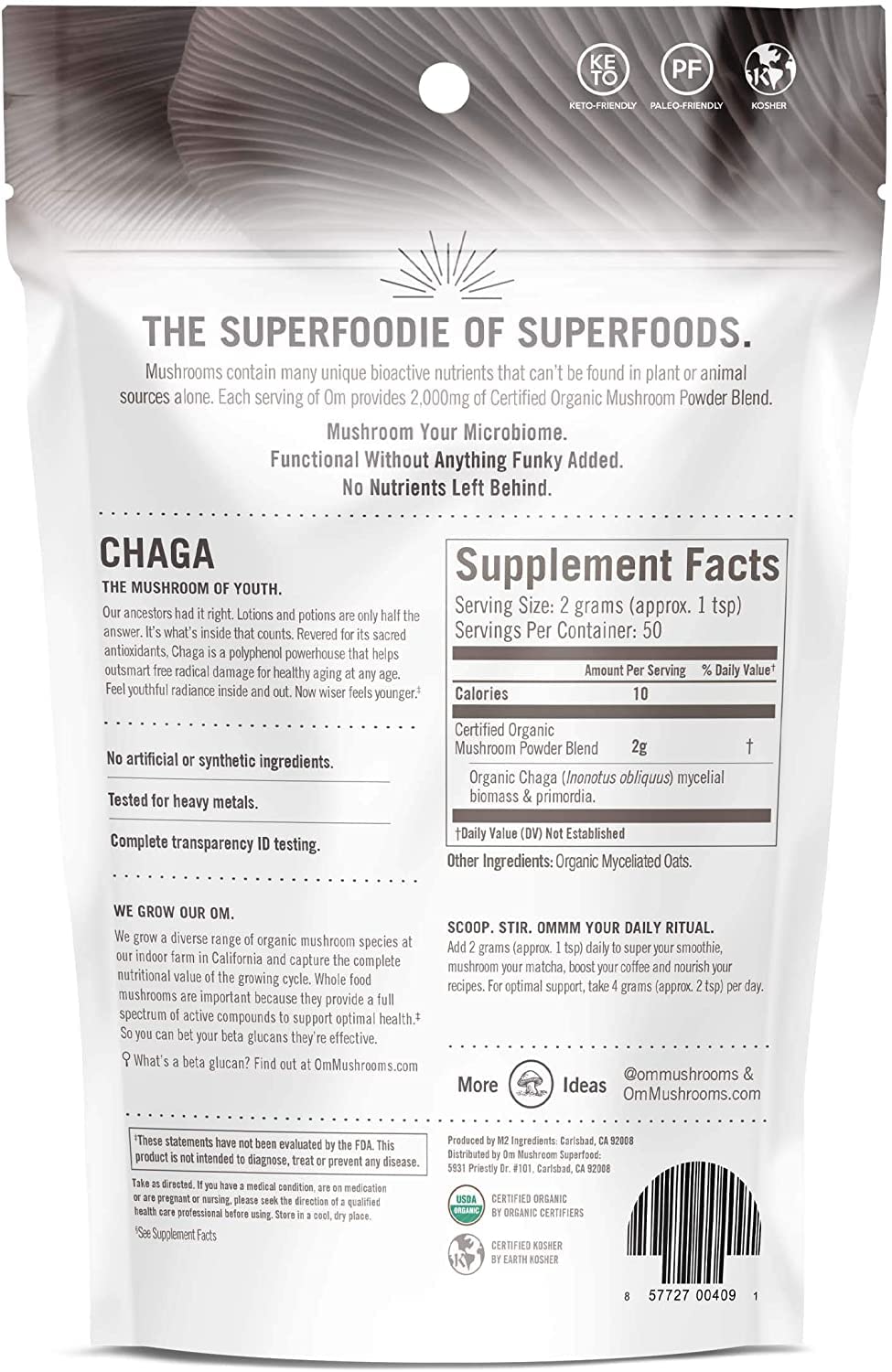 Poudre de Champignon Chaga Bio OM MUSHROOM SUPERFOOD sur une table en bois