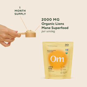 Poudre de Champignon Lion’s Mane OM MUSHROOM SUPERFOOD dans un bol