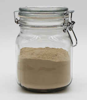 Poudre de champignon Maitake bio Naturejam sur une table de cuisine
