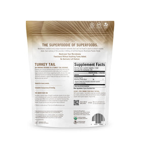 Poudre de champignon Turkey Tail bio dans un environnement naturel