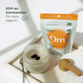 Poudre de champignons OM MUSHROOM SUPERFOOD dans un smoothie
