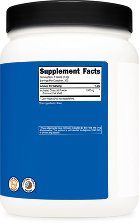 Poudre de Charbon Actif Nutricost 1LB mise en scène avec des fruits