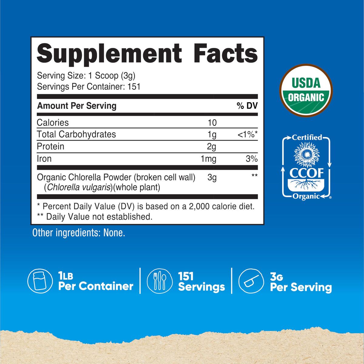Poudre de chlorella bio Nutricost dans une cuillère pour portion