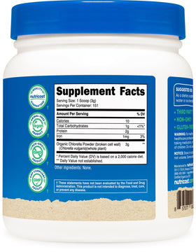 Poudre de chlorella bio Nutricost sur une table avec ingrédients