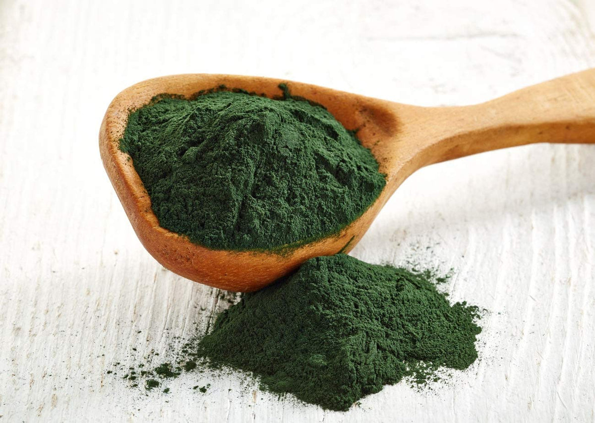 Poudre de chlorelle ajoutée dans un smoothie