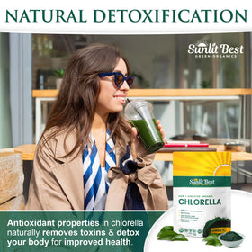 Poudre de chlorelle bio Sunlit Best ajoutée à un smoothie