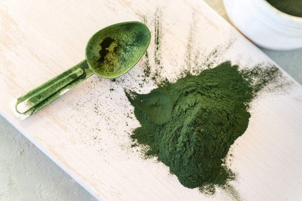 Poudre de Chlorelle Biologique Food to Live ajoutée à un smoothie