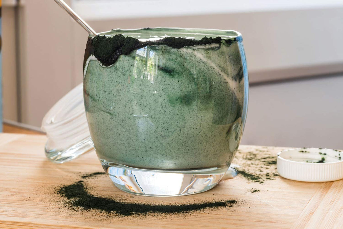Poudre de Chlorelle Biologique Food to Live dans un bol