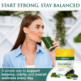 Poudre de chlorelle et spiruline Sunlit Best mélangée dans un smoothie