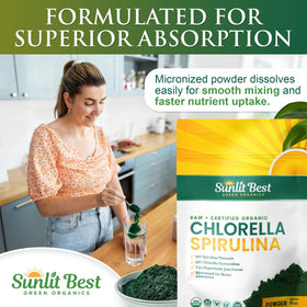 Poudre de chlorelle et spiruline Sunlit Best sur une table