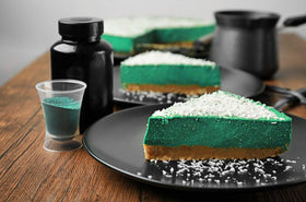 Poudre de chlorelle Food to Live dans une cuillère